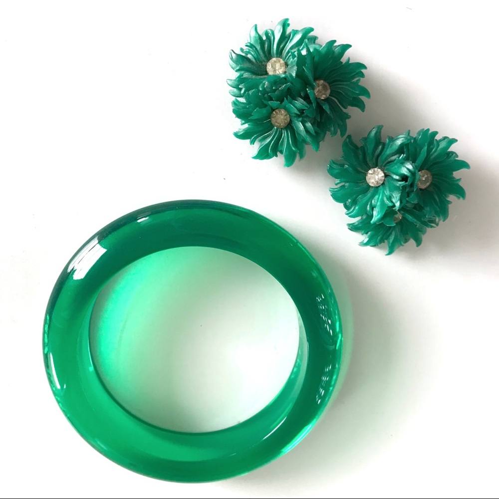 Vintage green bracelet and earrings duo